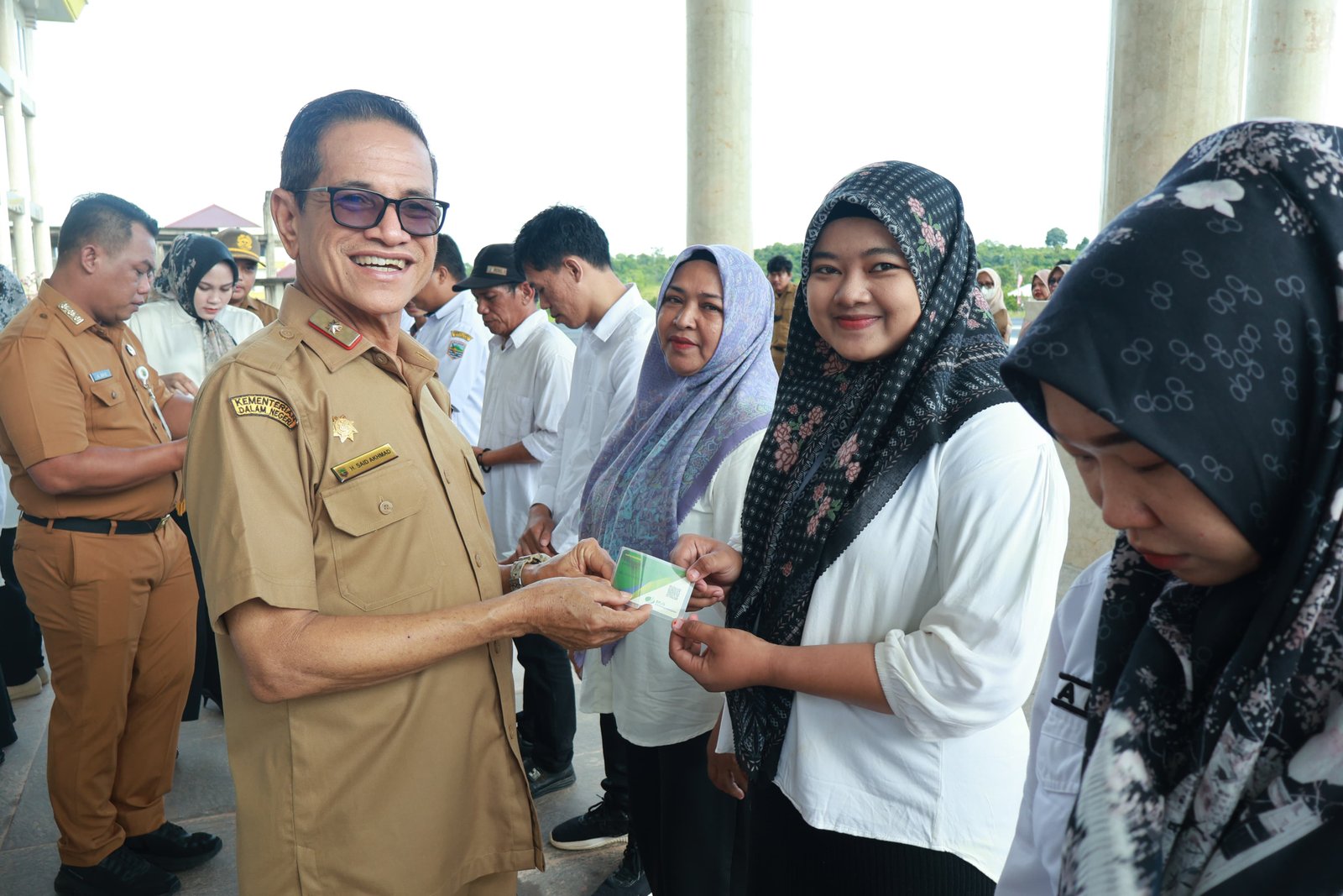 Sekdakab Kotabaru, Said Akhmad Serahkan BPJS Ketenagakerjaan Kepada 75 THL