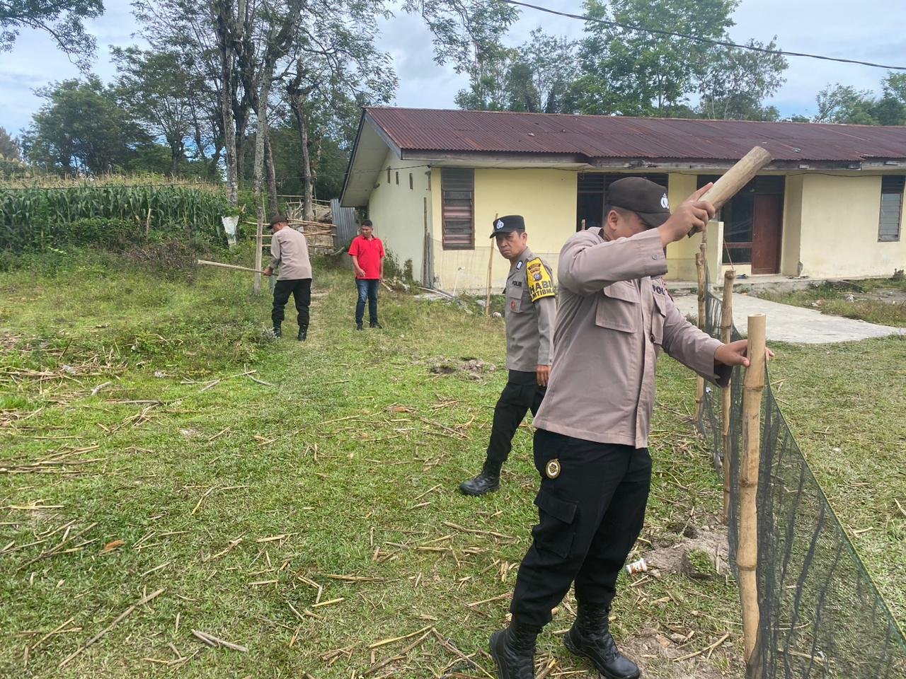 Dukung Program 100 Hari Kerja Presiden, Polsek Onanrunggu Siapkan Lahan Jagung
