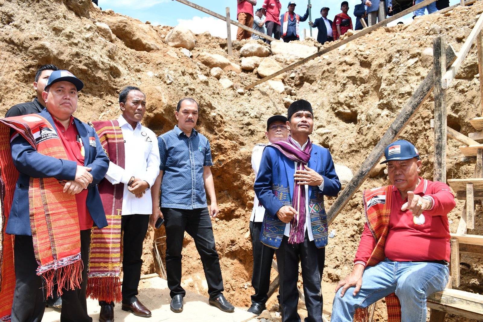 Wabup Samosir dan Ketua PPLMI Mulai Pembangunan Silang Hangoluan Limbong Mulana