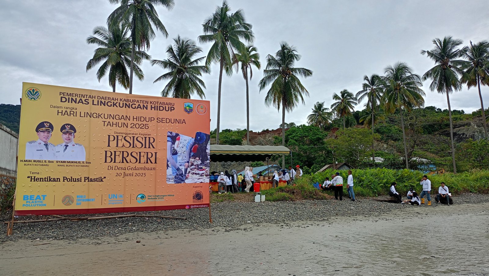 Obyek Wisata Pantai Gedambaan di Bersihkan Dari Sampah Plastik Oleh Pemkab Kotabaru dan Korporasi