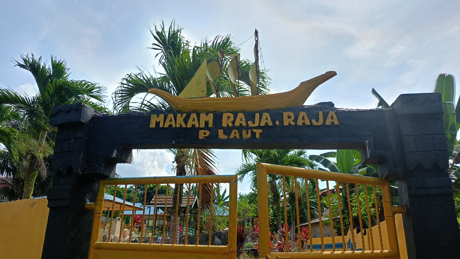 Mengenal Wisata Religi Bumi Saijaan : Makam Raja Pulau Laut